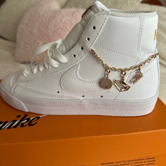 NIKE BLAZER MID - SIZE 6.5 in WMN - Picture 1 of 4